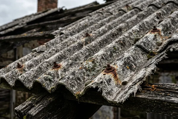 Fibrociment amiante toiture ondulée ancien bâtiment